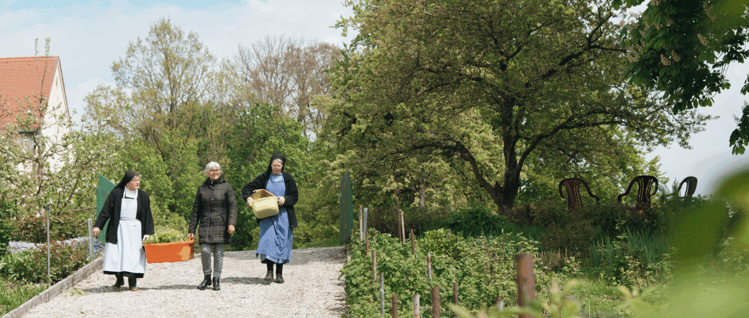 arbeiten im garten mitarbeiterin und schwester