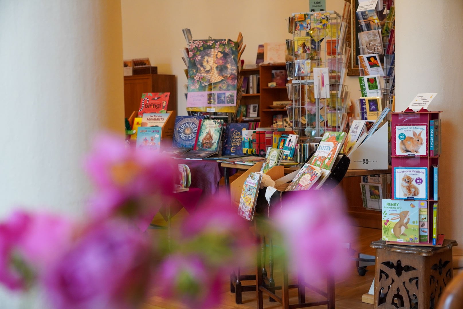 schreinerwerkstatt schreiner beim arbeiten