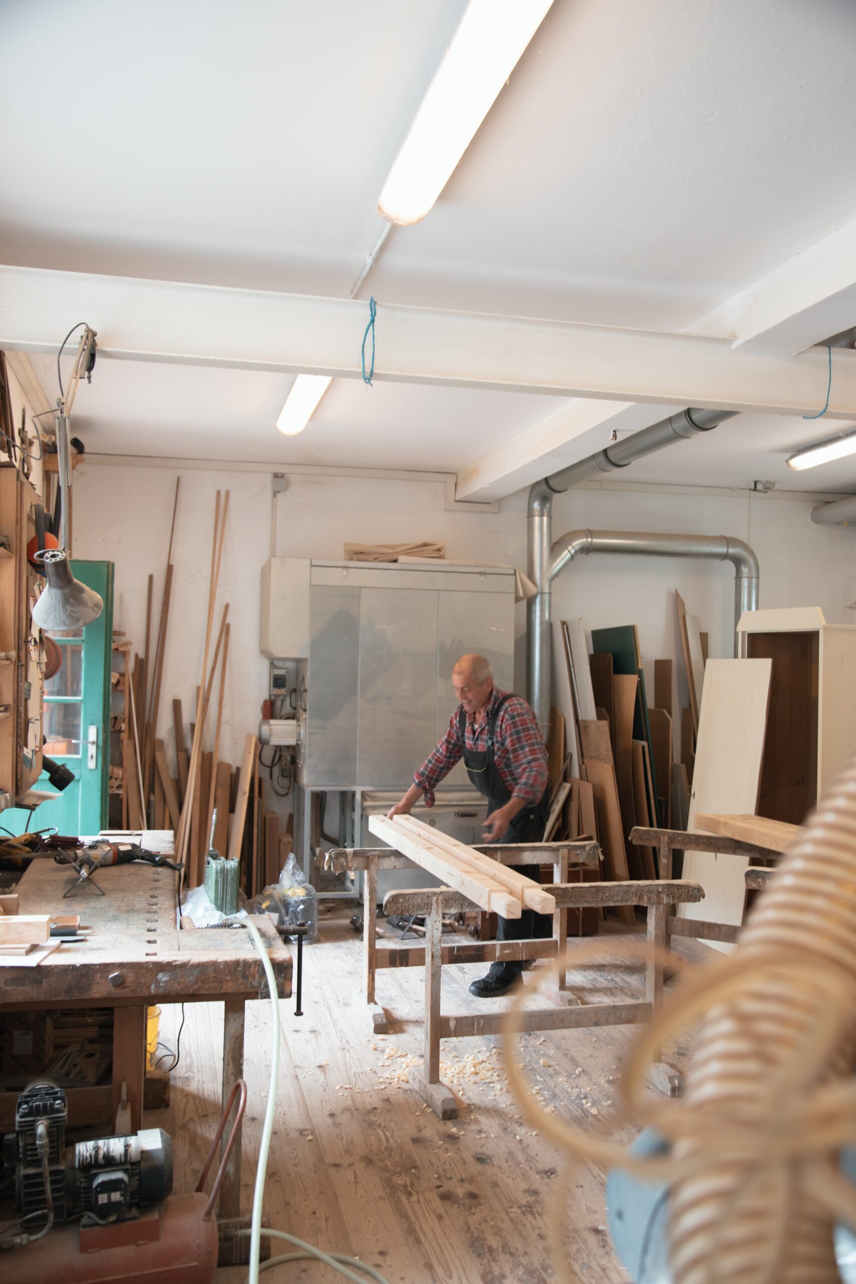 schreinerwerkstatt schreiner beim arbeiten