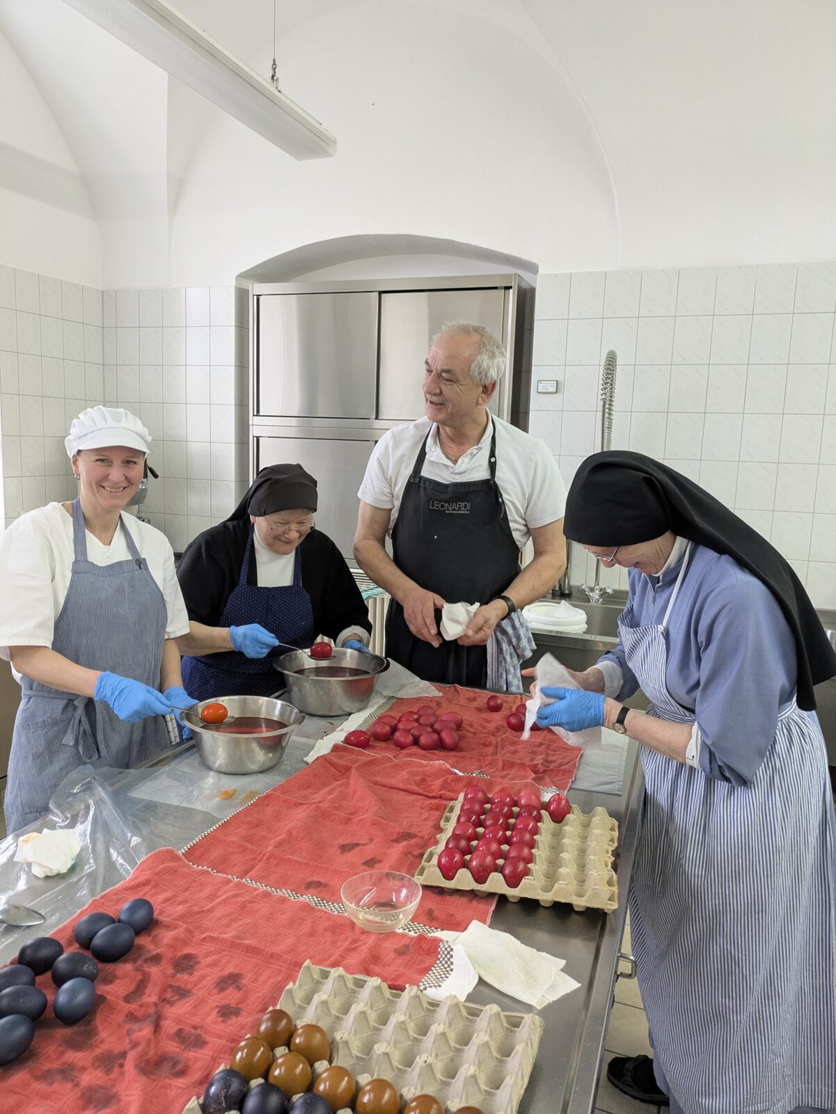 schreinerwerkstatt schreiner beim arbeiten